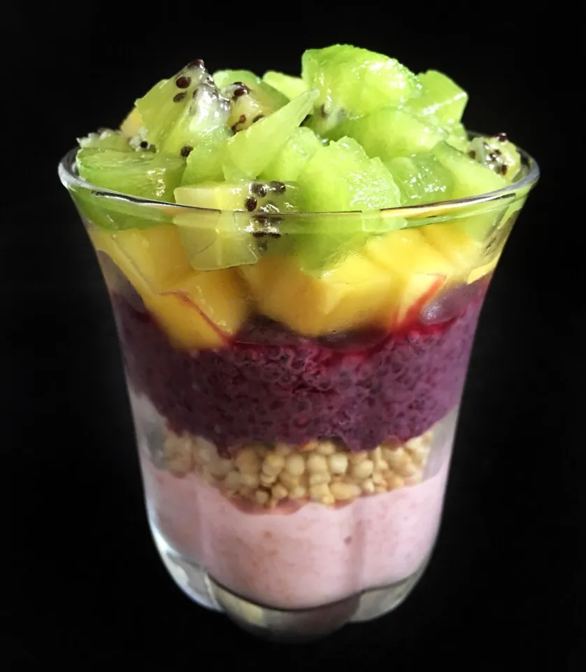 Colorful breakfast parfait - beetroot oats, quinoa pops, maqui chia pudding, mango & kiwi 🌈|coxiella24さん