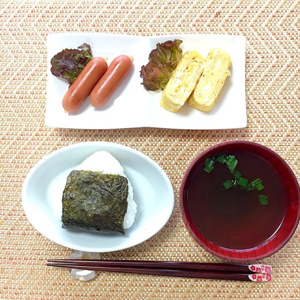 Snapdishの料理写真:自分の朝ご飯🍙は残り物で😅|さくらんぼ🍒さん