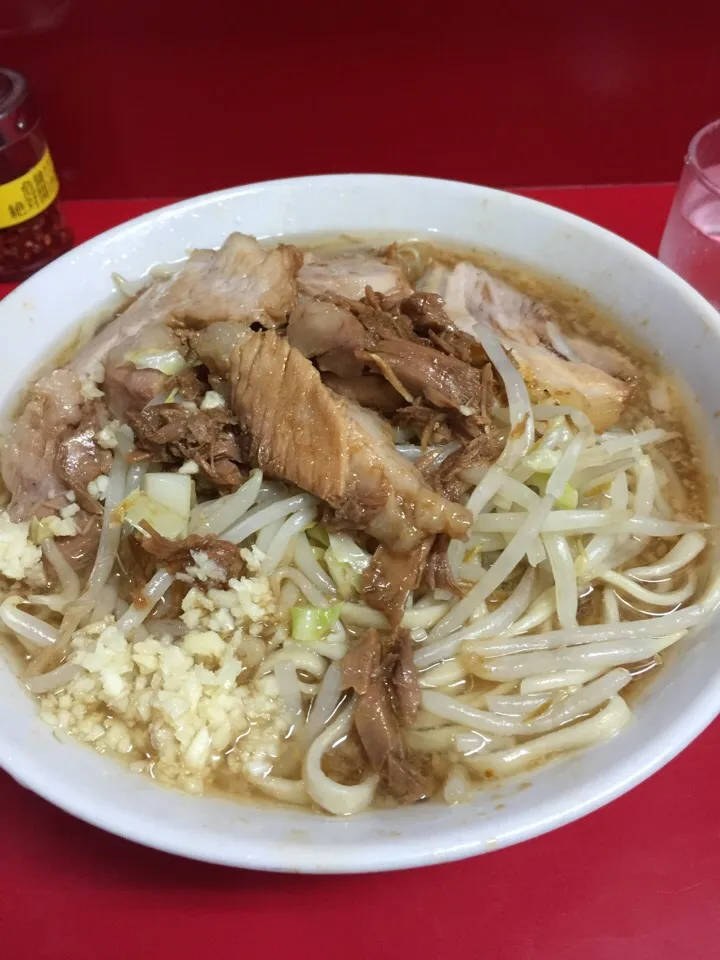 二郎。小ラーメン。野菜少なめニンニク少なめ。食べる暴力w|MORiさん