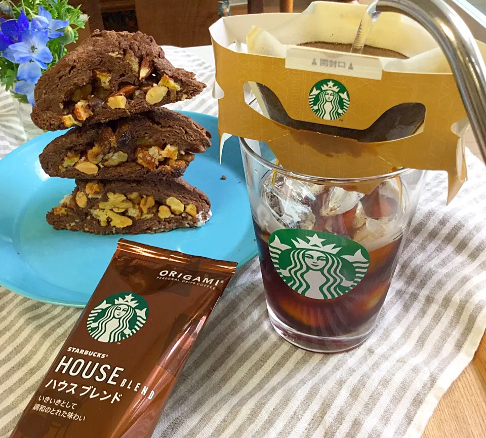 スターバックスの急冷式コーヒーと
ザクザクナッツ、チョコ入りスコーン
アーモンド、クルミ、チョコ
オレンジピールを、ココア生地に
入れ過ぎました〜〜( ･⊝･ )
まとめるのが、大変！
こっくりスコーンに
アイスコーヒーで、嬉しい時間|ゆかモンさん