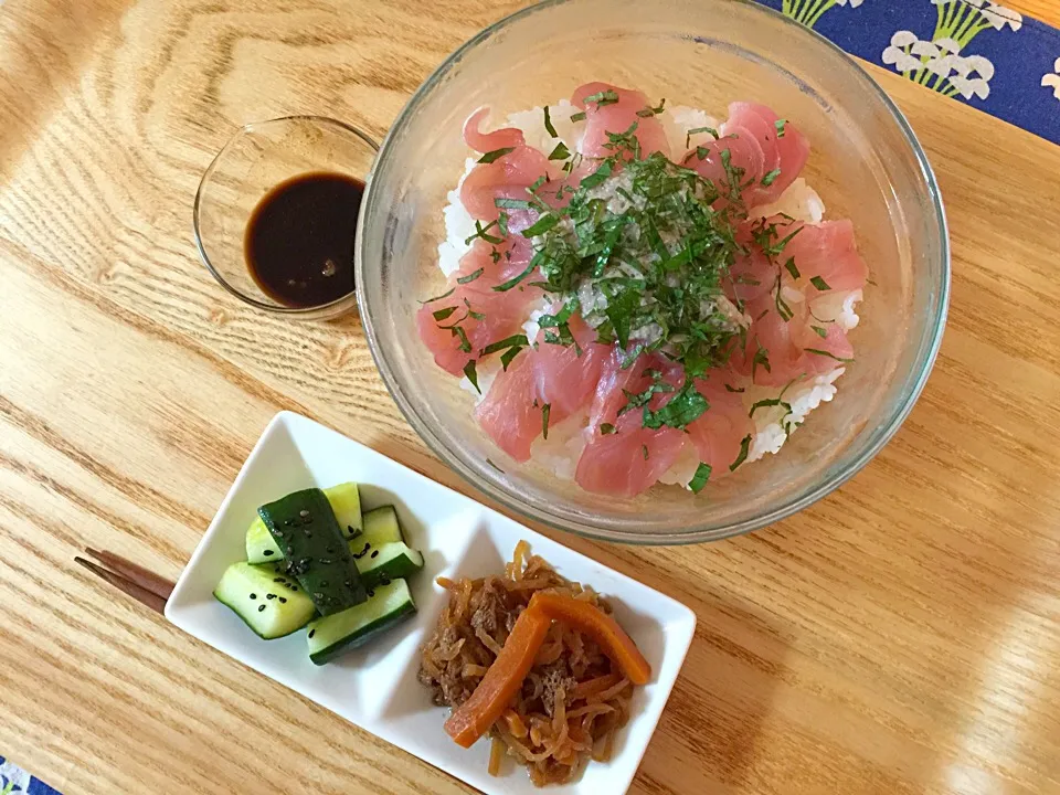 Snapdishの料理写真:とろろマグロ丼、切干大根煮、きゅうりのごま油和え✧*|Makiさん