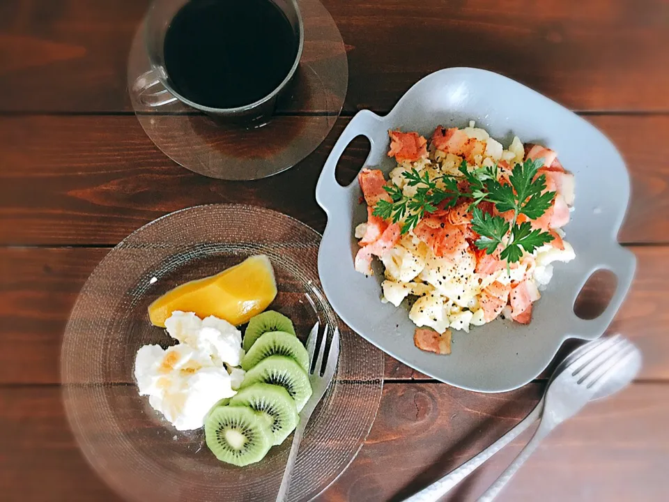 Snapdishの料理写真:カリフラワーとベーコンの温サラダ & 水切りヨーグルト夏のフルーツ添え🍃🌿🍃🍴|welcomeizumiさん