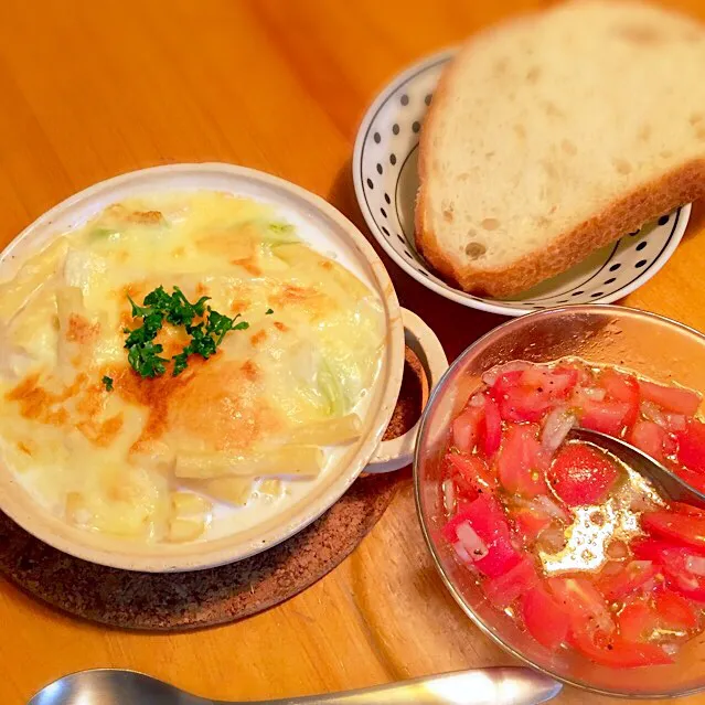 チキンとキャベツのグラタン、フランスパンのトマトのせ🎶|ナナオさん