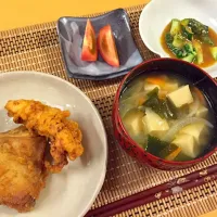 ・チキン ・具沢山味噌汁(高野豆腐、にんじん、わかめ、たまねぎ)・冷やしトマト・たたききゅうりの梅味噌がけ|荒井 理子さん