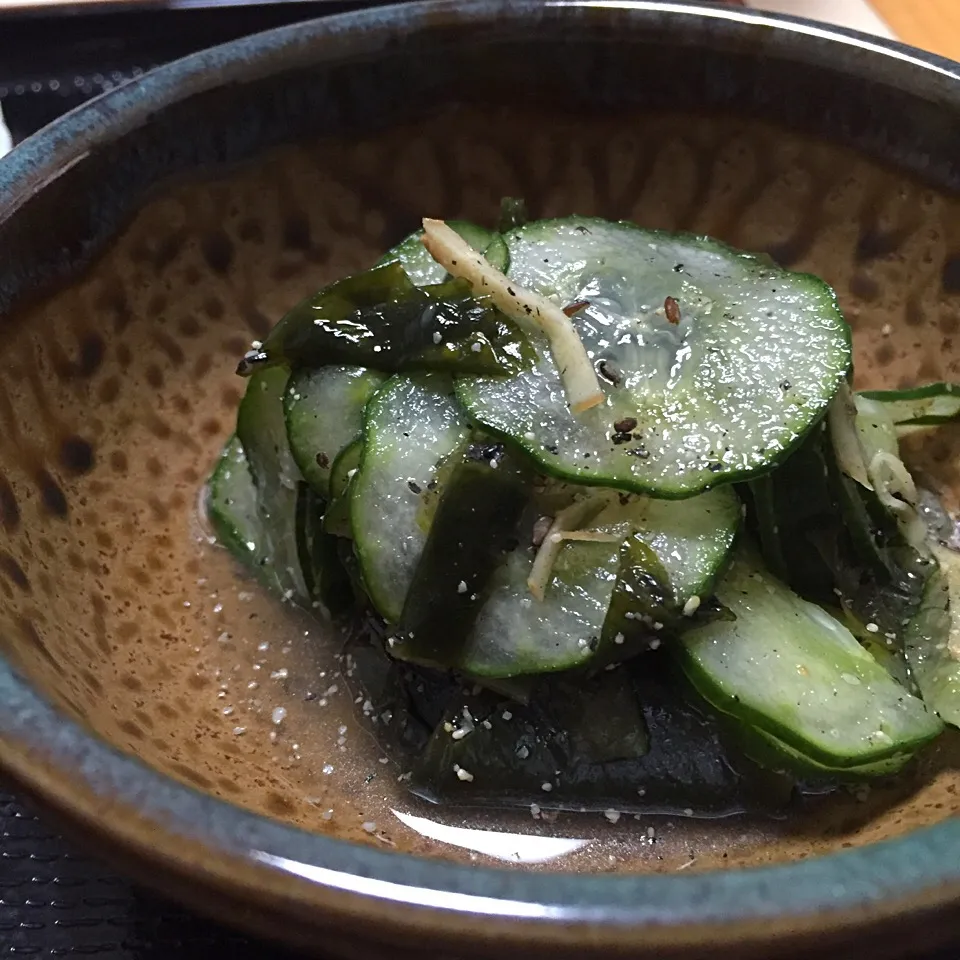 胡瓜と若布の酢の物 黒ごまよごし|まゆさんさん