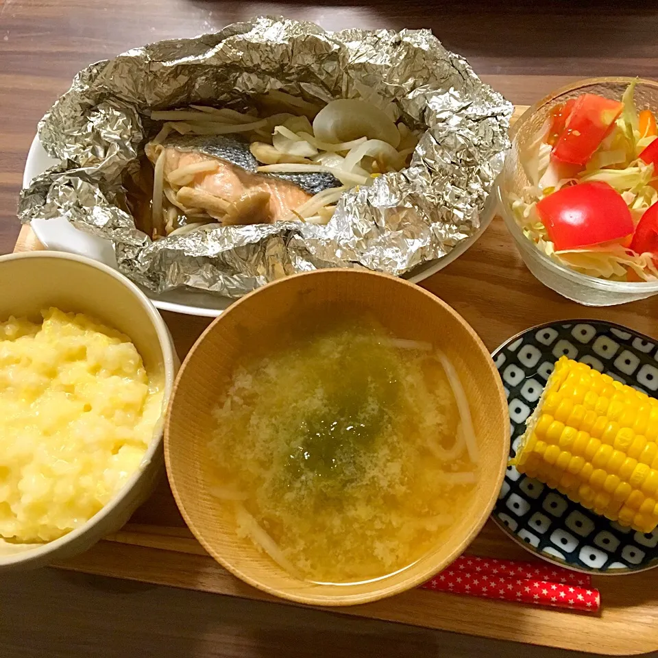 Snapdishの料理写真:鮭のホイル焼き・とうもろこし・サラダ・たまご粥・もやしととろろ昆布の味噌汁(2016.6.28)|ちゃんぱるさん