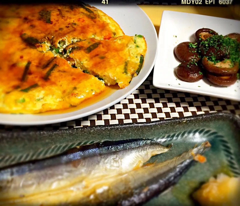 Snapdishの料理写真:焼き秋刀魚、にんにく醤油焼き椎茸、豆腐入りニラ玉|かぉりさん