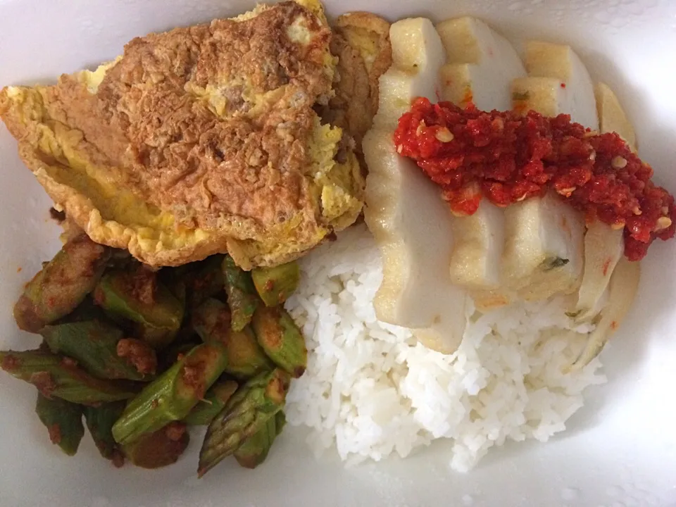 Bento dinner - asparagus sambal, minced meat omelette and fishcake|Ong Sor Fernさん