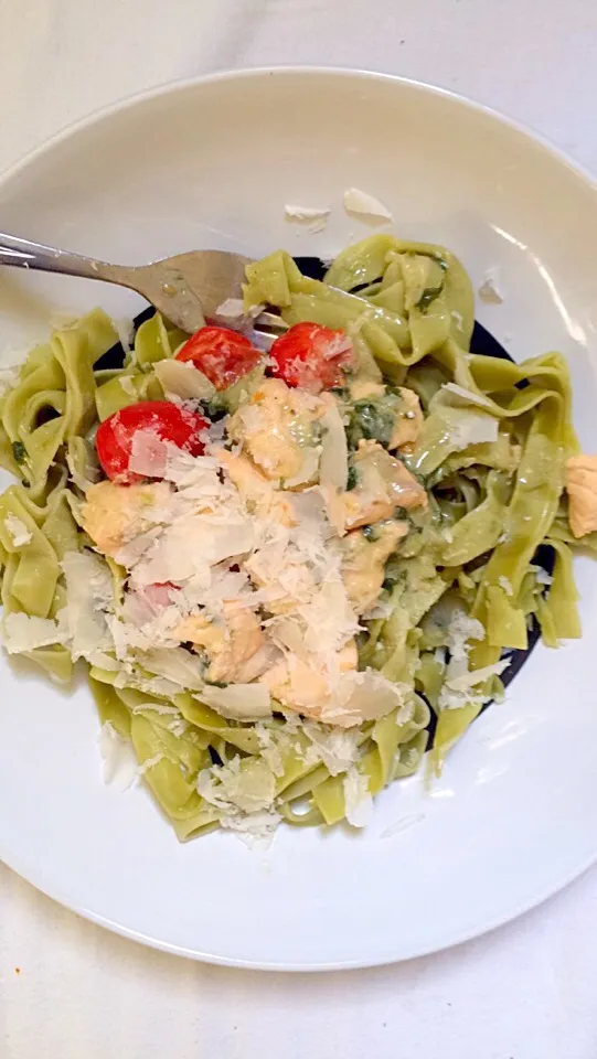 Green pasta with salmon|sleepationさん