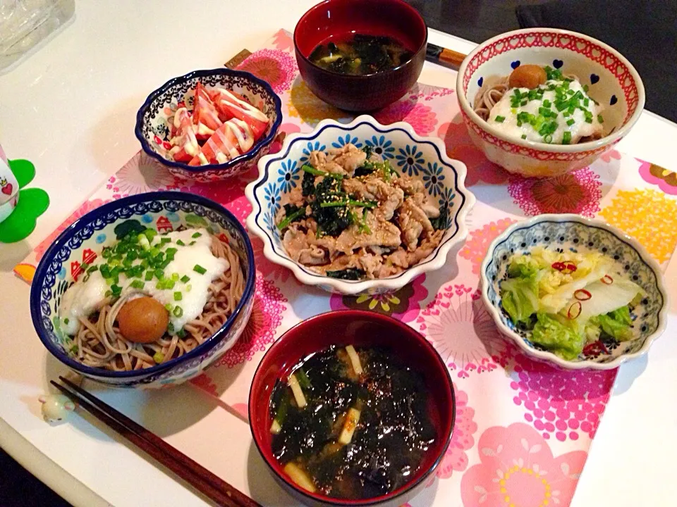 冷たい梅つゆとろろ蕎麦、ほうれん草の味噌炒め、白菜の漬物、冷やしトマト、お味噌汁|にゅきさん