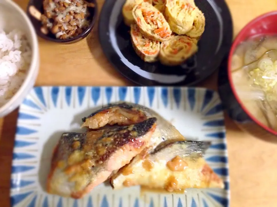 西京焼の切り落としなるものがあったので買ってみた〜魚の旨いところは、皮目やカマにありと再確認😋その他のお献立は…人参とおジャコの卵焼き・ゆかり風味納豆・雑穀米・キャベツと切昆布の御御御付け♪|こなちゅんさん