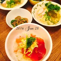 ヅケちらし寿司🍣アツアツにゅ〜〜麺🍜ほうれん草とこんにゃくのゴマピーナッツ和え🍙|♡🍴Ⓜ︎Å®ℹ︎mama🍴♡さん