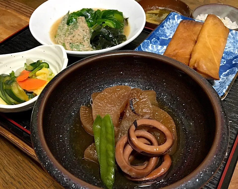 晩ごはん  いかとだいこんの煮物 春巻き 胡瓜ワカメモロッコインゲンの酢の物 白菜浅漬け 胡瓜味噌漬 ワカメ玉ねぎ卵の味噌汁 麦飯|ぽんたさん