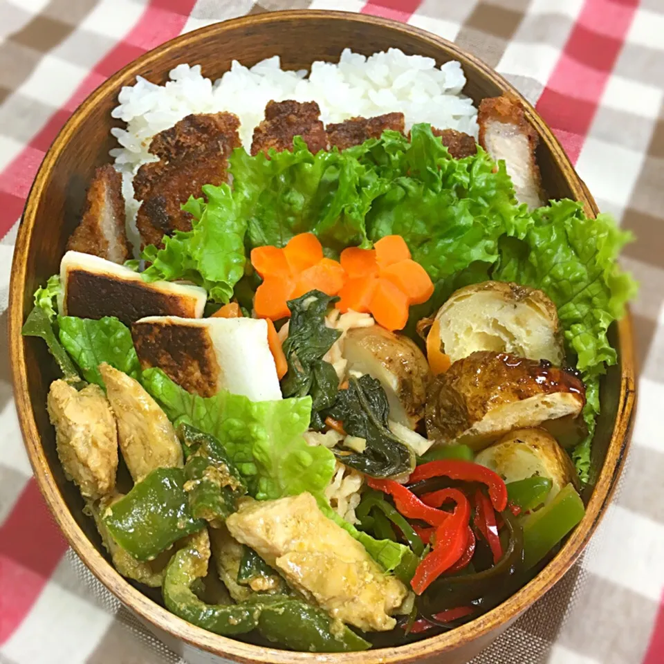 トンカツ弁当

＊＊＊

トンカツ
はんぺん
千切り大根の酢の物
鶏とピーマンのカレー炒め
2色ピーマンの塩昆布和え
じゃが芽のオイマヨコロコロ

＊＊＊|きょこさん