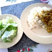 jamaican style curried chicken with steamed white rice and iceberg lettuce chopped|Olivia Diamondz Francisさん