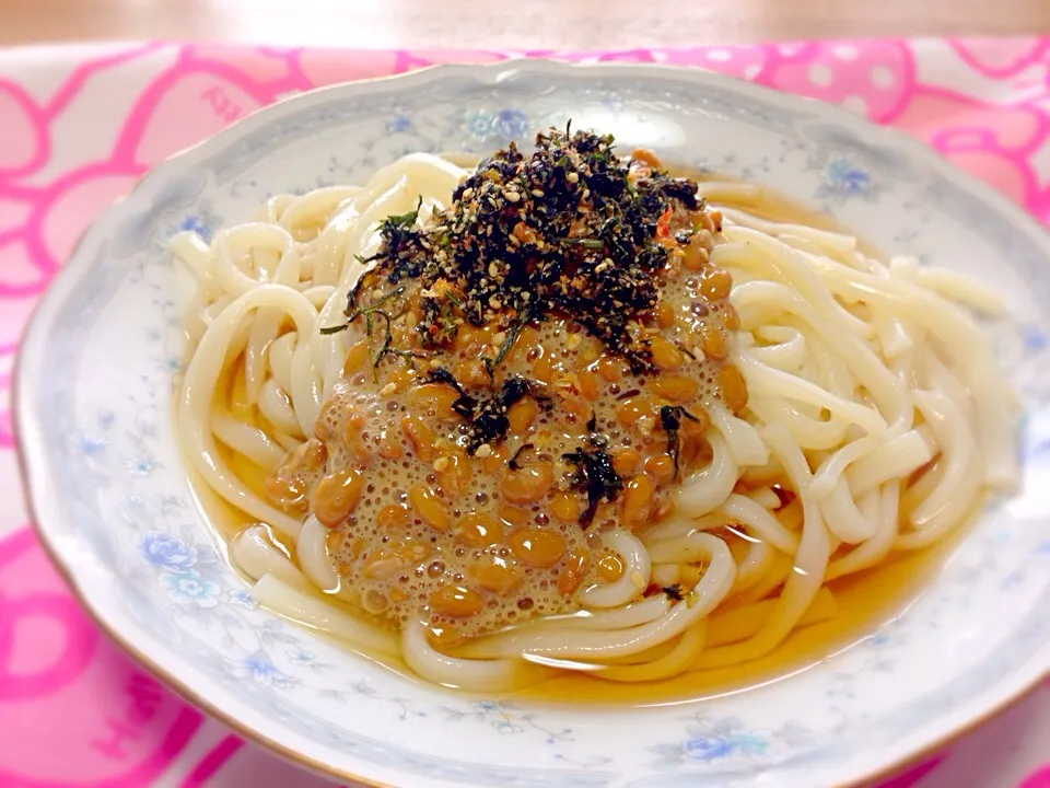 納豆のぶっかけうどん💕人参の葉ふりかけのせ〜🌿|えいぽんさん