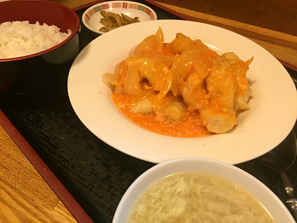 Snapdishの料理写真:白身魚の唐揚げチリソースかけ定食！|たぁちさん