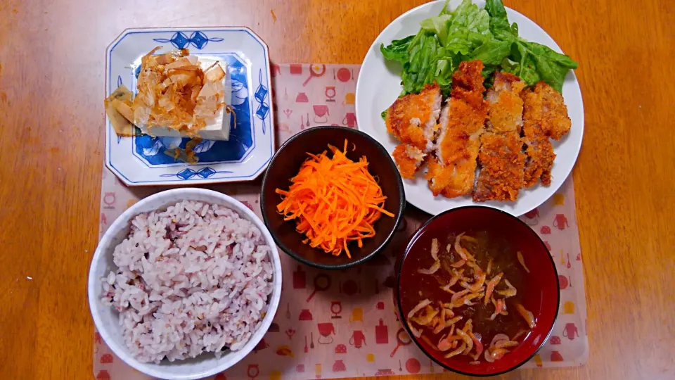 ６月２６日　とんかつ　にんじんの和風サラダ　冷奴　とろろ昆布と干しエビのお吸い物|いもこ。さん