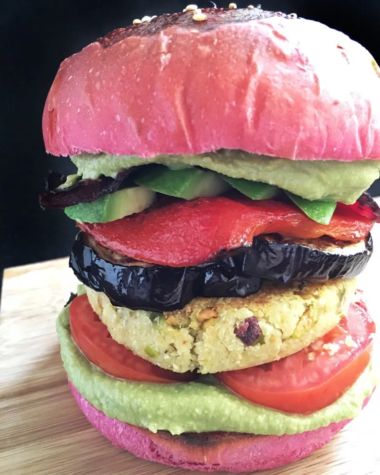 Vegan burger(lentil-cauliflower party with grilled veggies, matcha hummus, beetroot chips, tomato and avocado)|coxiella24さん