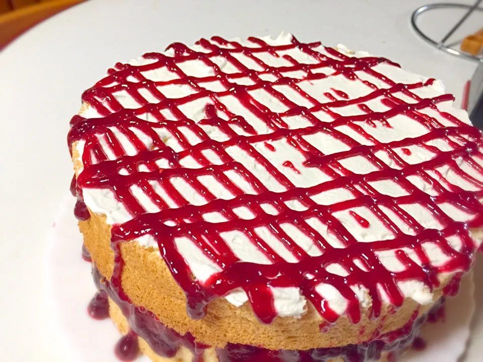 Angel food cake with raspberry syrup and whipped cream filling|Janet Itoさん