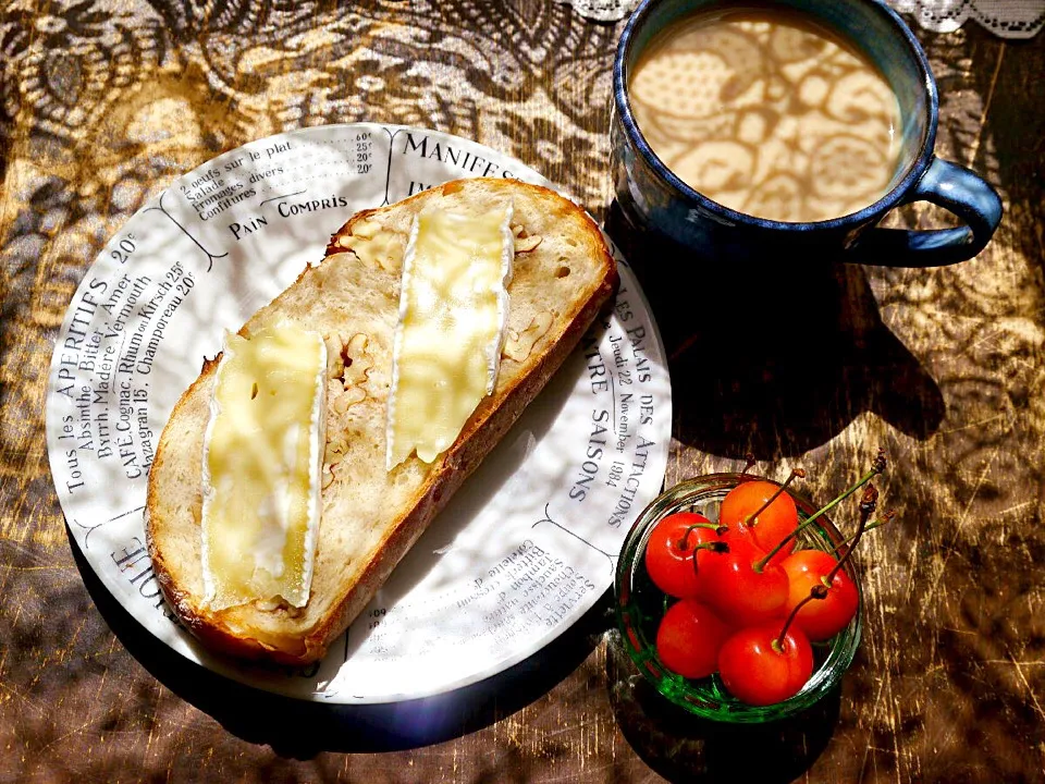 私の朝食＊手作りの胡桃入りライ麦パン＋カマンベールチーズ☕️自作のマグカップでカフェ・オ・レ🍒サクランボも食べるよ|Blueberry🫐さん