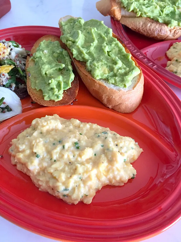 Scramble eggs with toasted avacado spread|Aunty Gさん