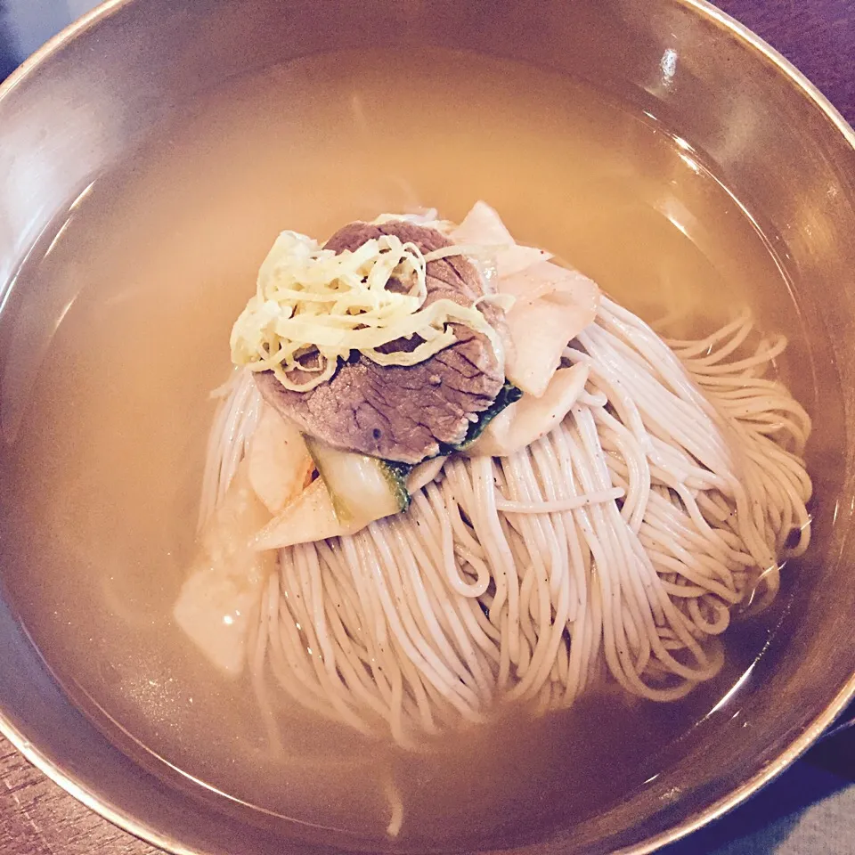 2016年 二十杯目🍜 ラーメンじゃないけど…似てるからいっか… 江南で食べた冷麺🇰🇷 麺は蕎麦粉でした👍|BUBUさん