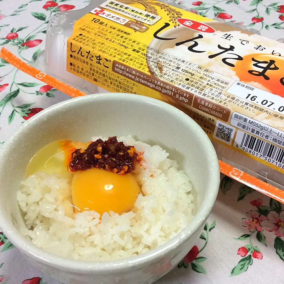 Snapdishの料理写真:JA全農様より頂いた美味しい「しんたまご」♪先ずは定番の「たまごかけごはん」でいっただっきまーーす( ´ ▽ ` )ﾉ

食べるラー油と食べるといくらでも食べられちゃうから危険だね(^_^;)
卵の味が濃いからいつもよりもレベル高いたまごかけごはんになったよん♪|夢ーテルさん