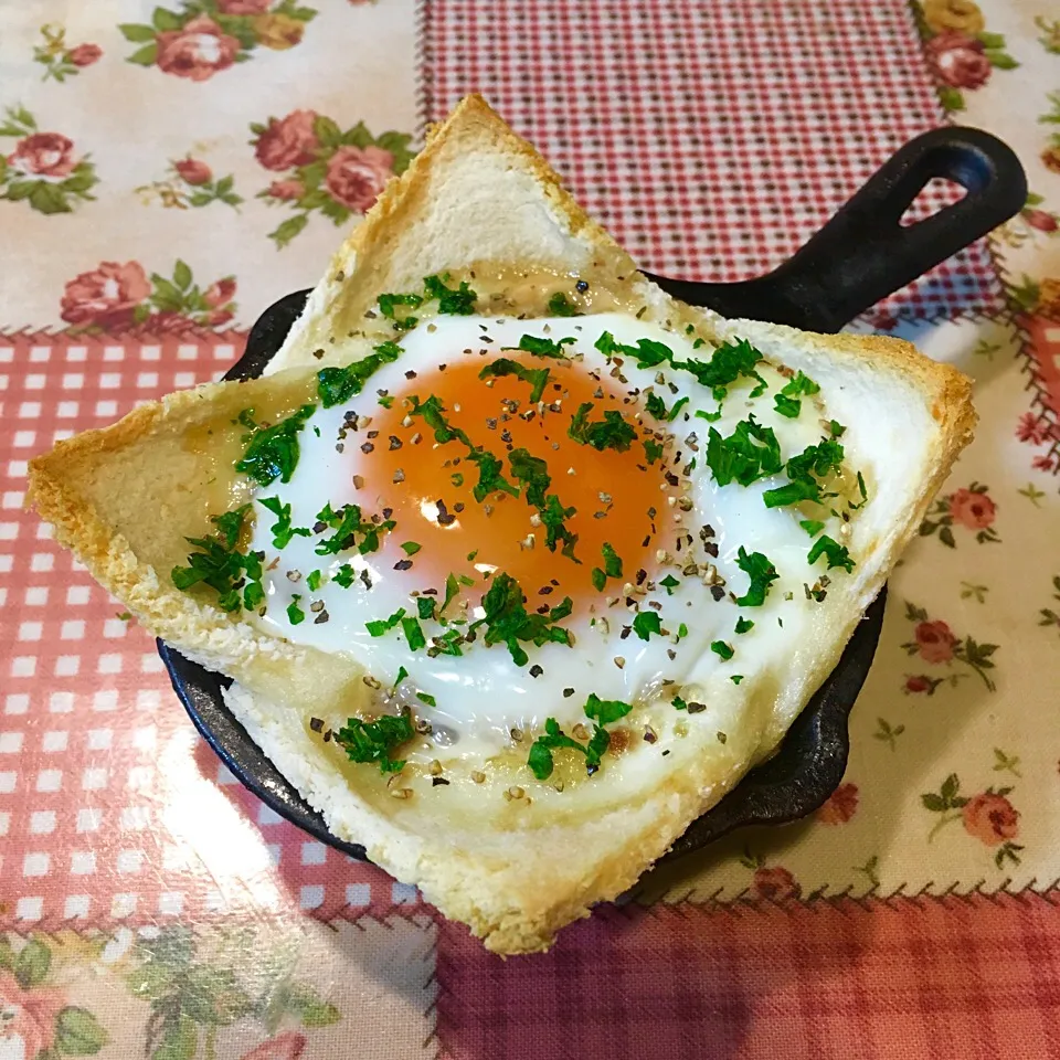 Snapdishの料理写真:ロッジのミニチュアスキレットdeエッグカップパングラタン🍳|＊ゆみしぼり＊さん