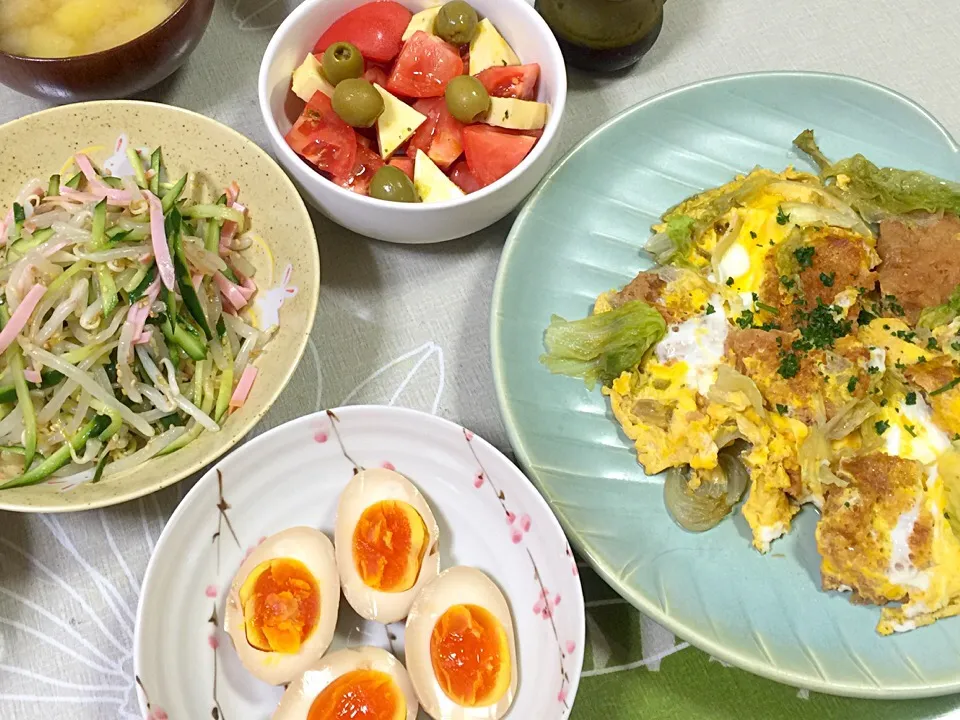 しんたまごとレタスのカツとじ
姪っ子のヘビロテ、煮卵
もやしと胡瓜とハムのバジル和え
6Ｐチーズのオイル漬とトマトのサラダ|tabyさん