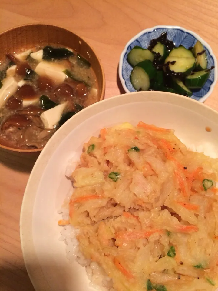 生協のかき揚げ丼＆なめこと豆腐わかめの味噌汁＆塩昆布きゅうり|うりさん