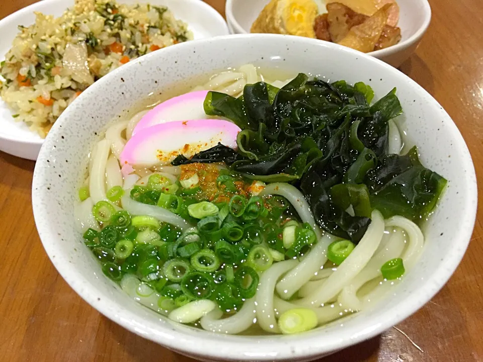 Snapdishの料理写真:あご出汁うどんとミニ鮑と人参葉のチラシ寿司～😋|みほままこさん