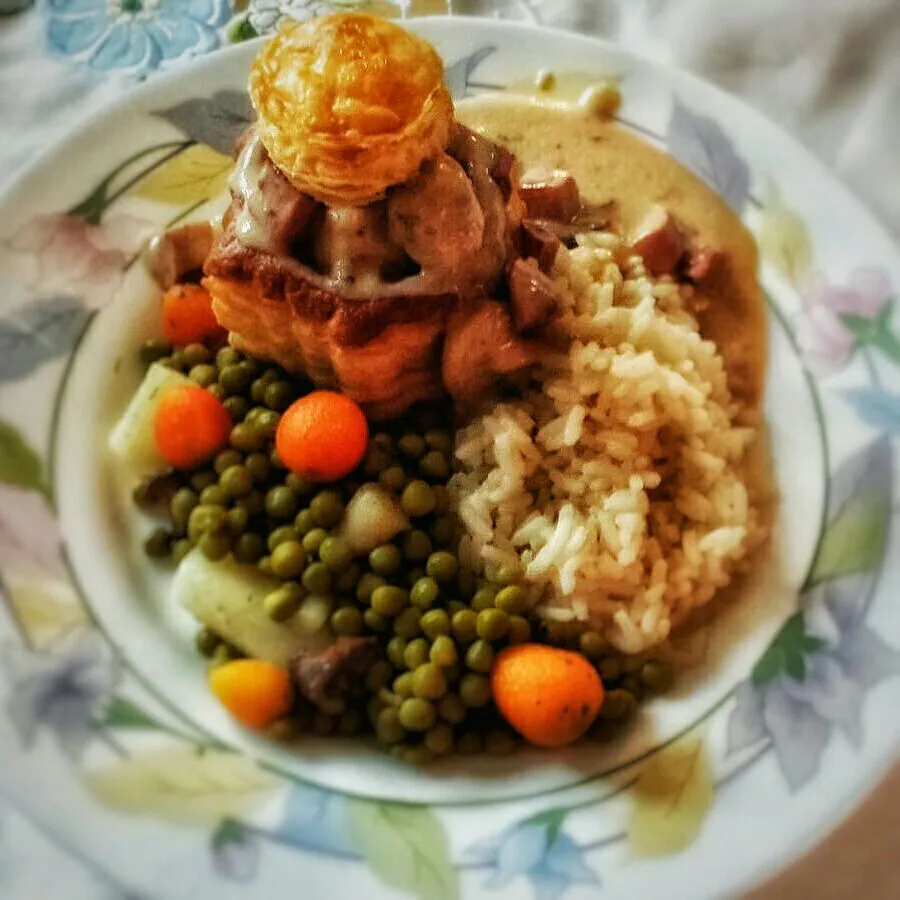 Swiss Pastetli / vol au vent filled with mushroom meat 🍄 sauce, served with rice and peas|Najeskaさん