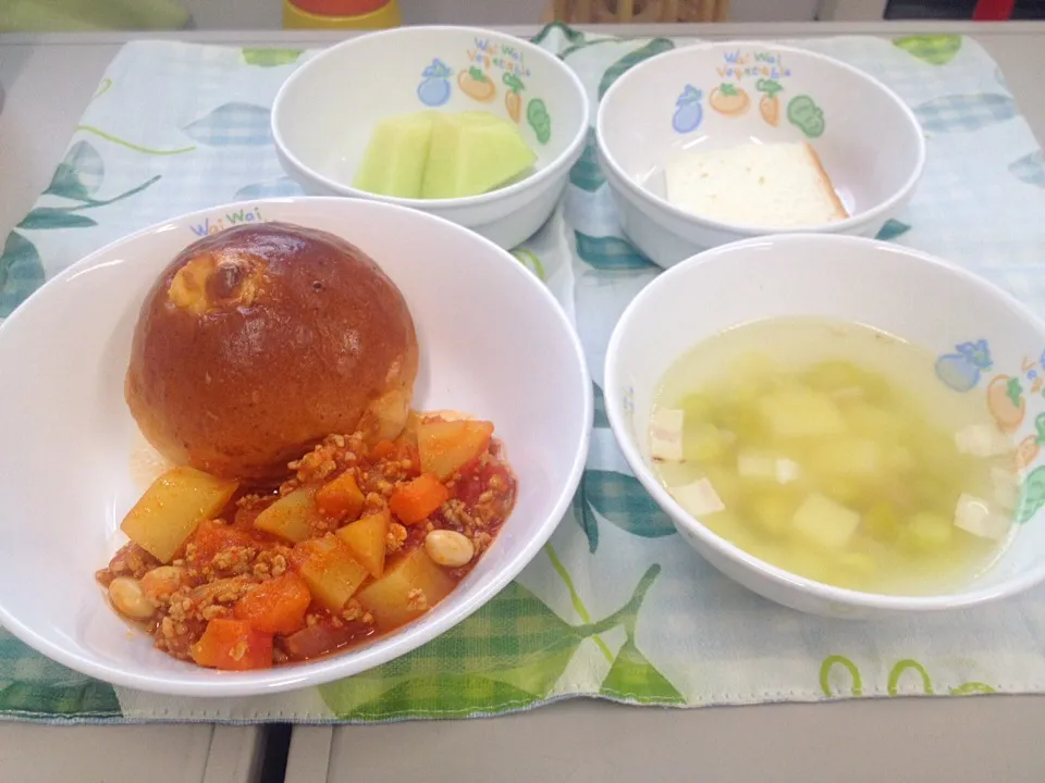 給食  ポークビーンズ&チーズパン・スープ   食パンは玉子除去食|yukio58さん