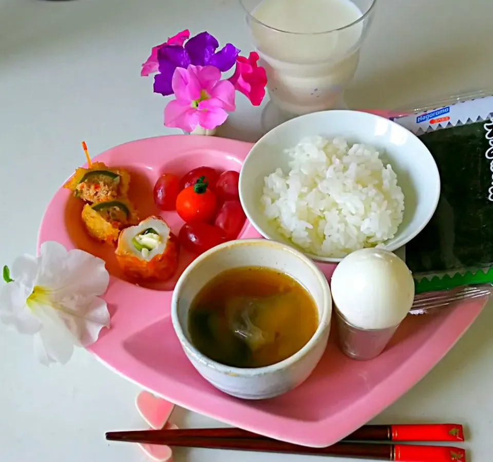 Snapdishの料理写真:👧朝ごはん🌅🍚✨
最近、朝と、🏫帰って🎒と、♨風呂上がりに牛乳飲んでいるんけど、親ちっちゃくても大きくなるかなぁ😹💦|みうのすけさん