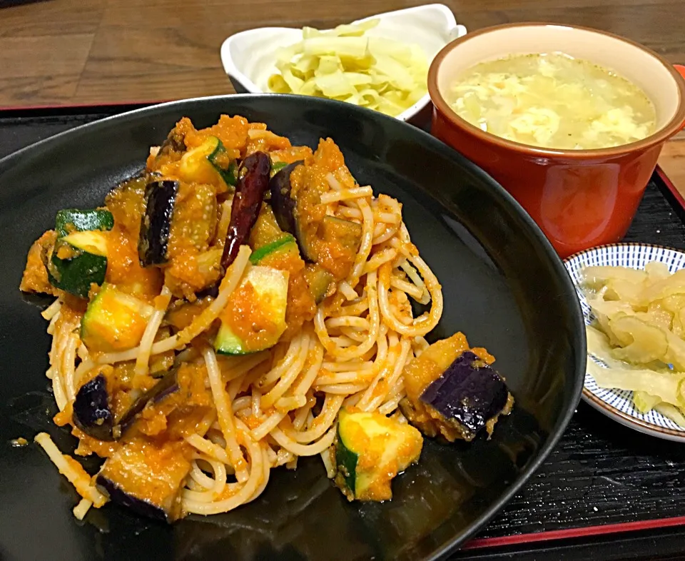 Snapdishの料理写真:晩ごはん 夏野菜と香味野菜のペーストスパ 卵とキャベツのスープ ザワークラウト セロリの和風ピクルス|ぽんたさん