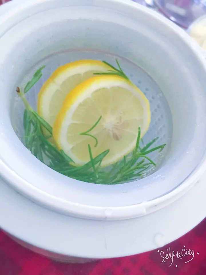 Snapdishの料理写真:rosemary lemon tea|Berylさん