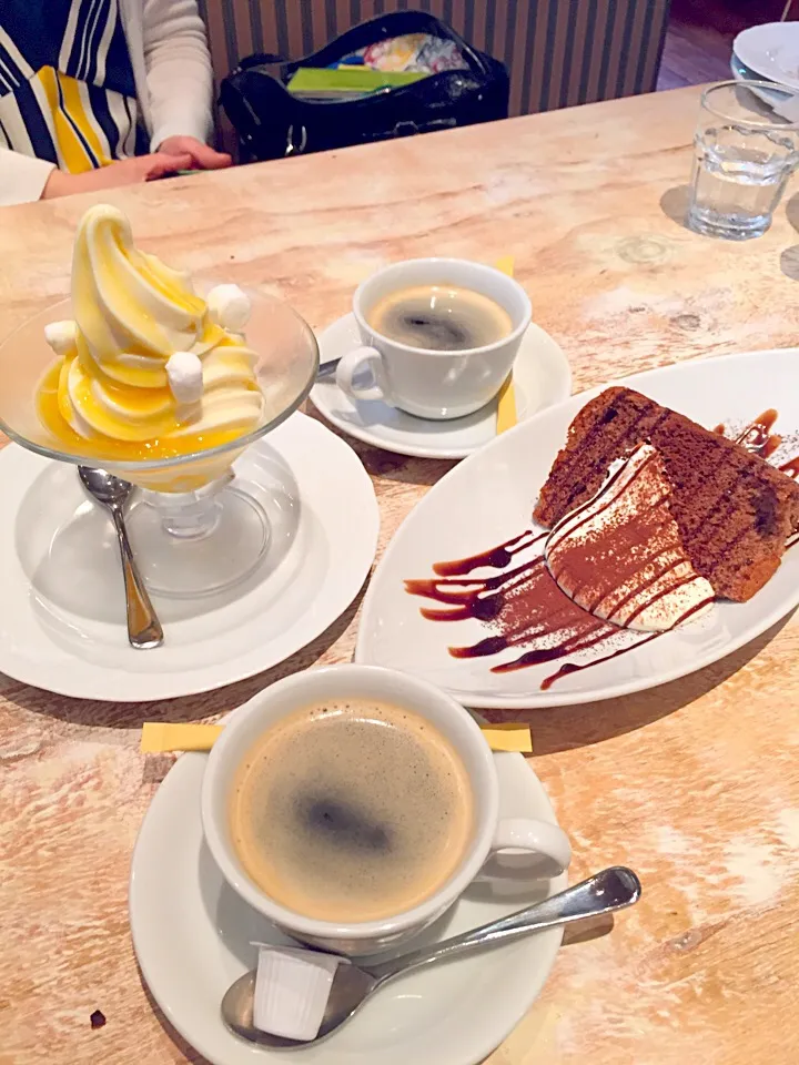 Snapdishの料理写真:ドルチェ✨アップルマンゴークリームパフェ💖チョコティラミスクリームシフォン😍|ジャスミンさん