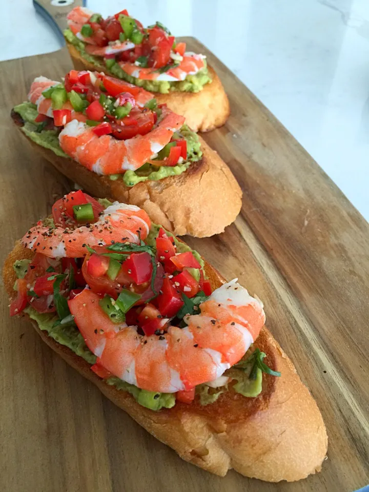 Snapdishの料理写真:Avacado , capsicum , prawn & basil bruschetta.|Aunty Gさん