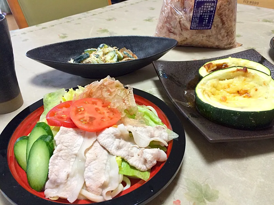 豚しゃぶうどんとズッキーニのおかかわさびマヨネーズ和えとズッキーニのツナ味噌チーズ焼き❤️|makoさん