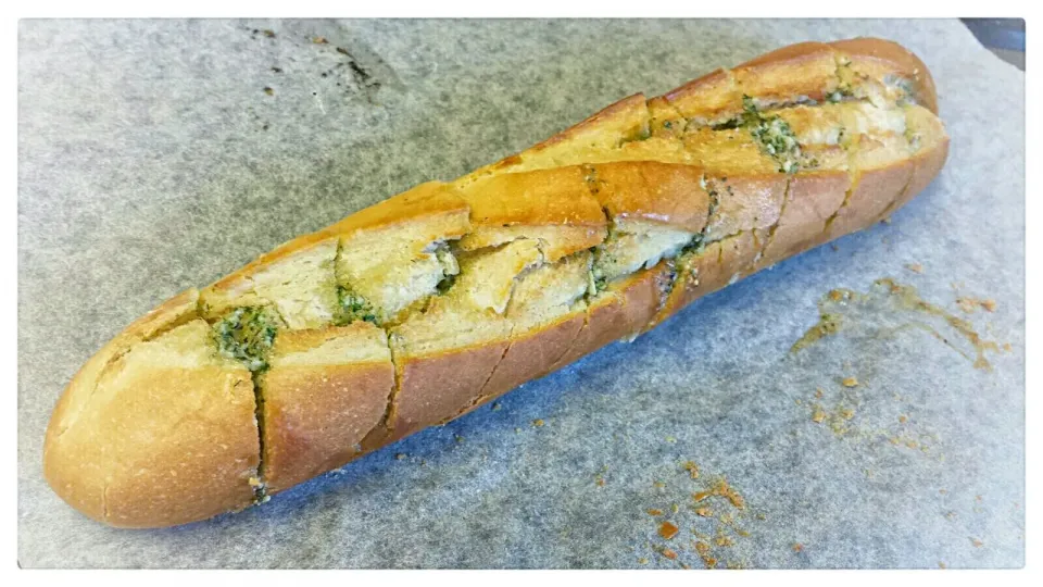 selfmade garlic herb butter baguette
perfect to pasta and grilled stuff
Yummie 😄|Najeskaさん