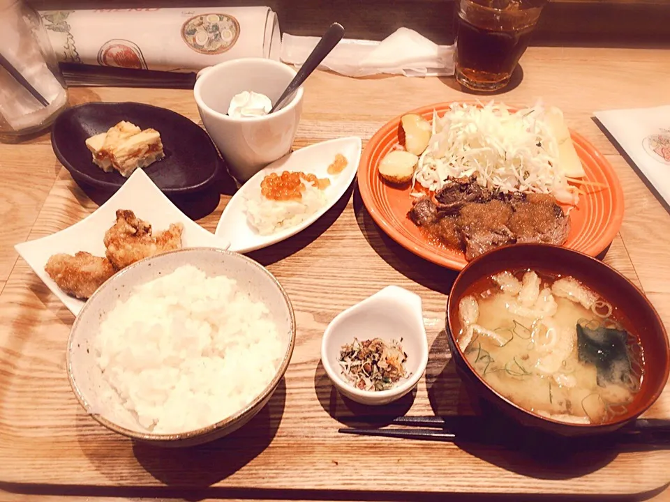 Snapdishの料理写真:え〜とぉ、サーモン玉子焼，イクラポテトサラダ，唐揚げ，牛ハラミ，お味噌汁＆🍚|麻呂さん