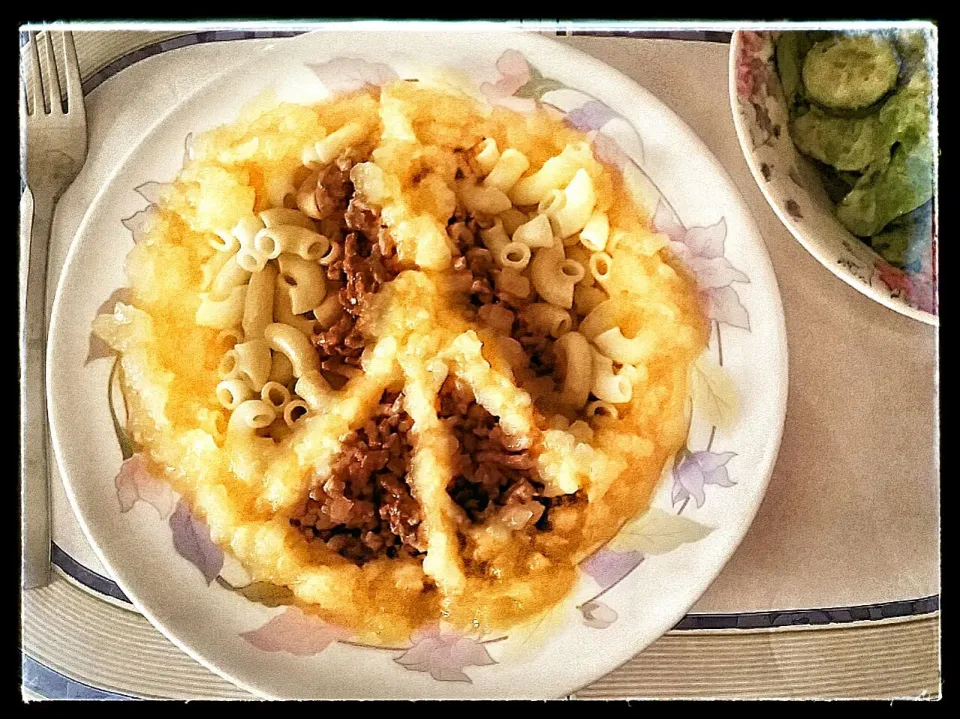 Swiss Classic in ✌ ☮ peace shape
"Hörndli u Ghackets mit Apfelmus"

Swiss Pasta with beef meat on redwine sauce and cooked sliced apples 🍎 

 #Hörndli #Schweiz |Najeskaさん