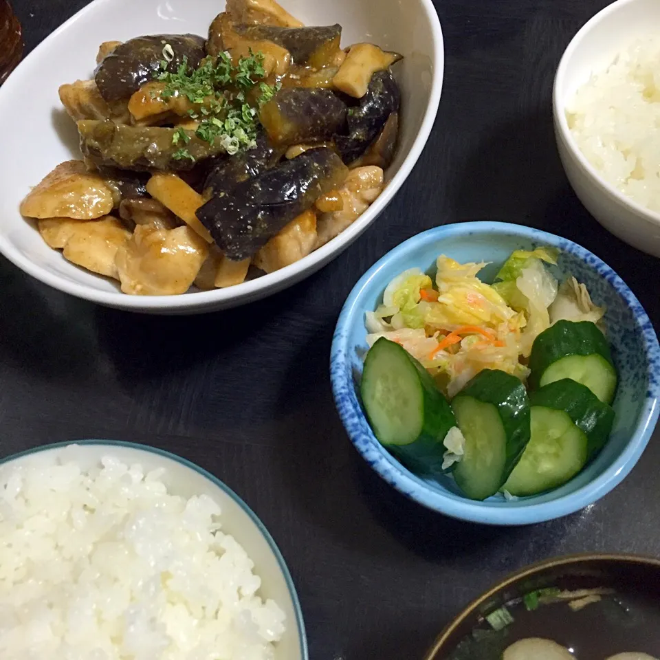 今日の晩ご飯は、なすと鶏肉のごまびたし、白菜ときゅうりの浅漬け、お吸い物。|ゆえさん