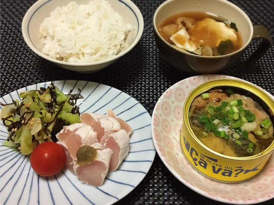 発芽玄米ご飯・落とし卵のお味噌汁・サヴァ缶でそのまんまアヒージョ・ササミの霜降りと塩昆布キャベツ|美也子さん