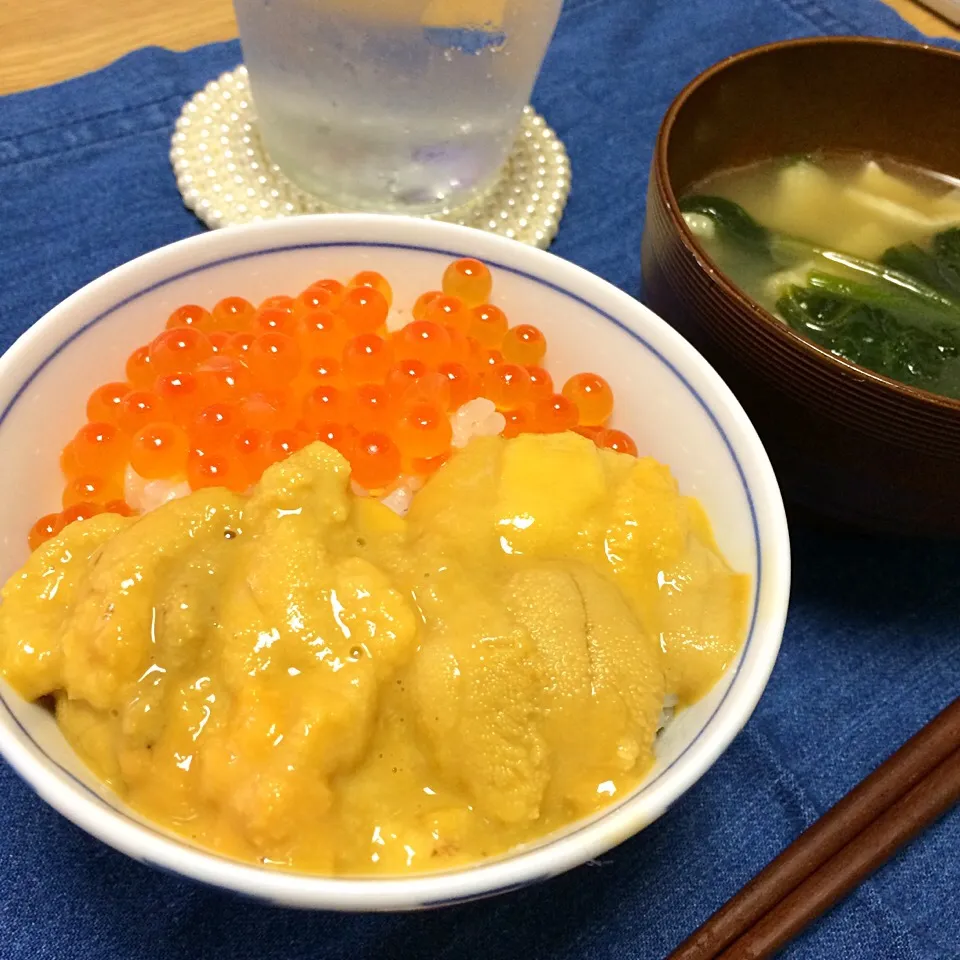 うにいくら丼、ほうれん草と揚げの味噌汁|とよよさん