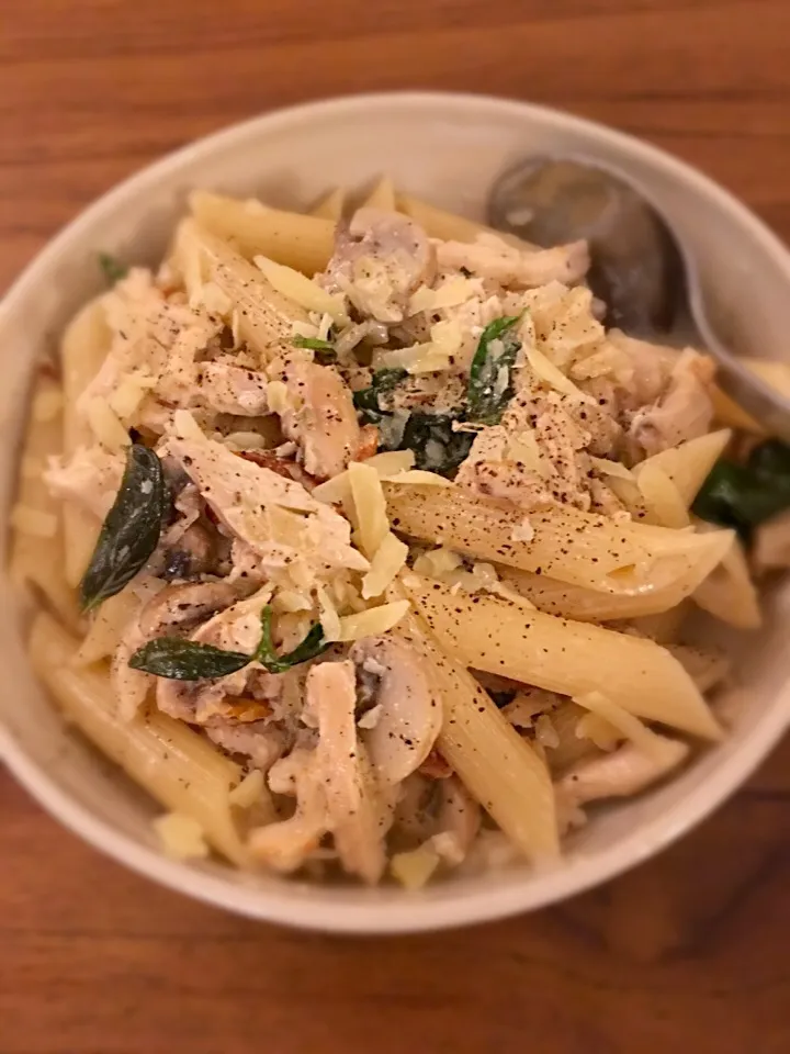 Snapdishの料理写真:Chicken and mushroom penne Alfredo|karen limさん