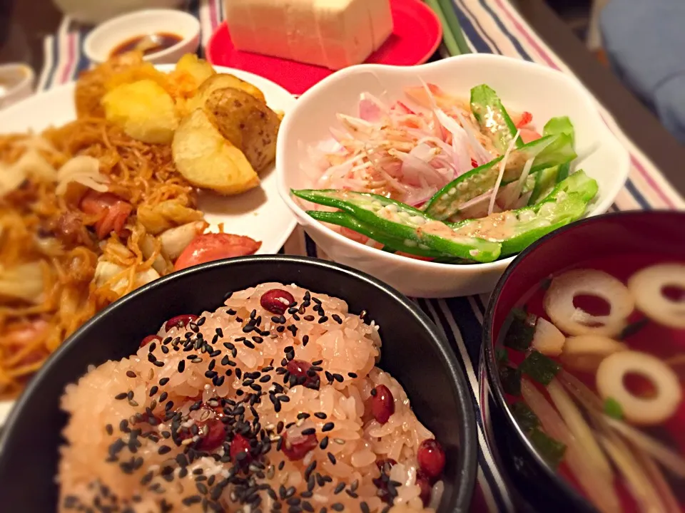 母のお赤飯。で、足りるわけもなく、焼きそばとか、紫玉ねぎとカニカマとオクラのサラダ足して晩御飯。|もじゅさん