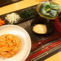 Snapdishの料理写真:キムチチャーハン・わかめと卵のスープ・アボカドと大葉の生春巻き・三色ナムル|荒井 理子さん