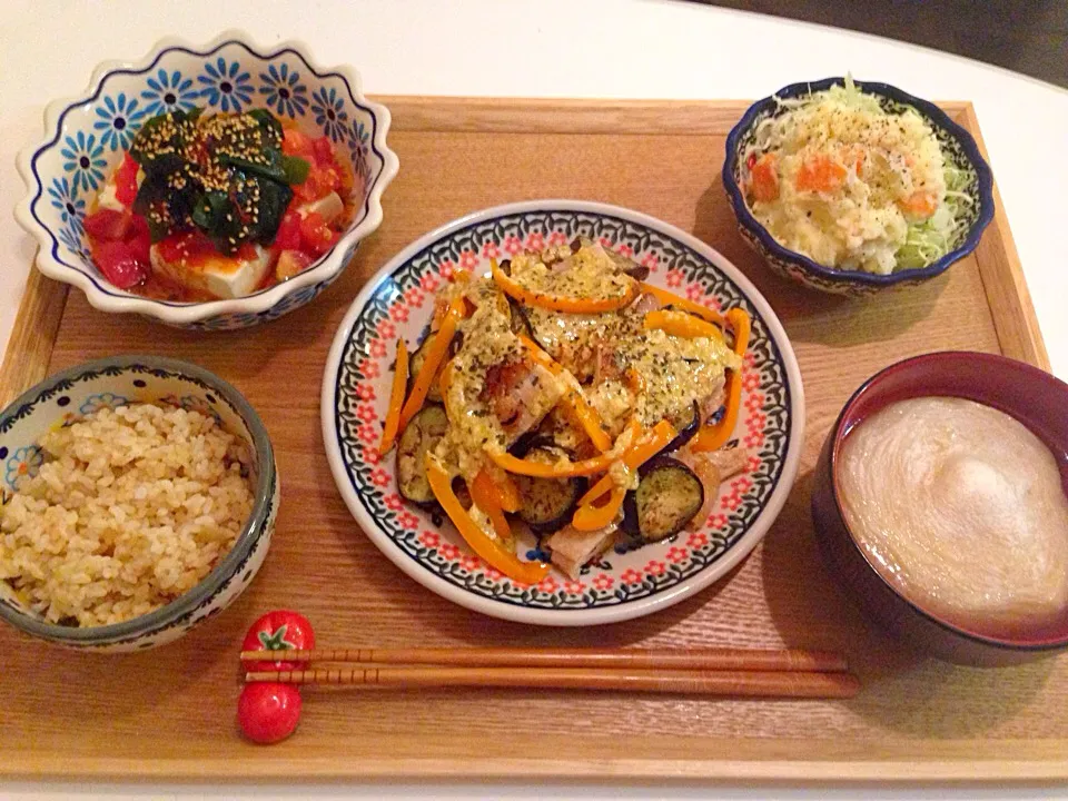 グリルチキンと茄子のカレーヨーグルトソース、王道ポテトサラダ、サラダやっこ、玉麩のスープ、玄米|にゅきさん